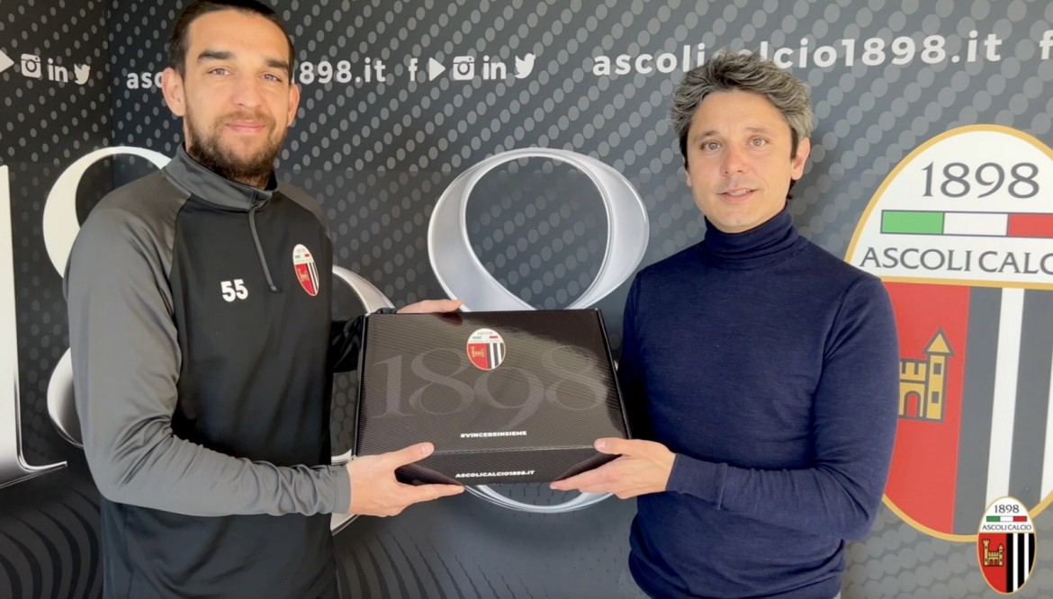 Iniziativa Ascoli: consegnati i welcome kit ai nuovi calciatori.