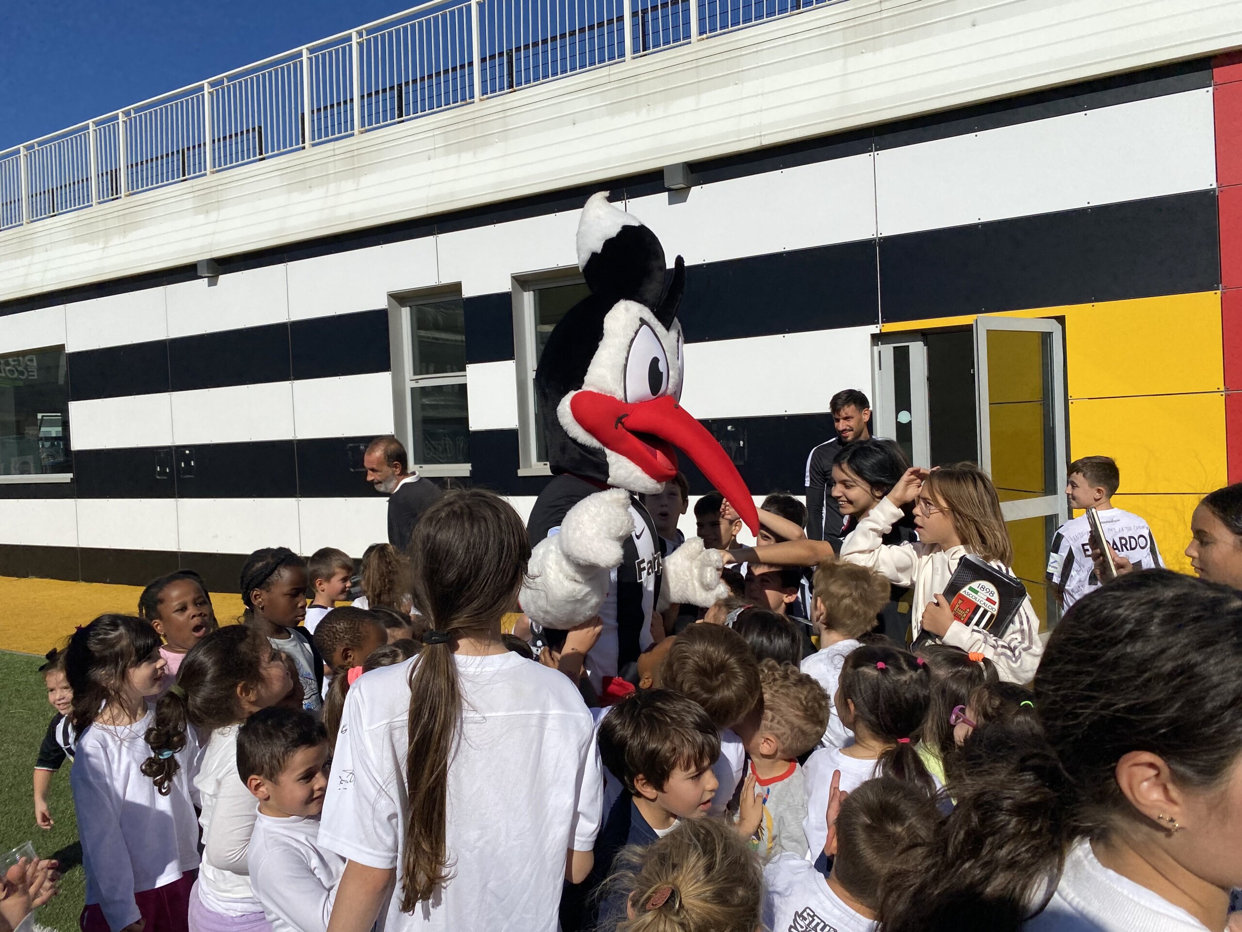 “Scuole al Picchio Village”: stamane 140 alunni in visita alla squadra.
