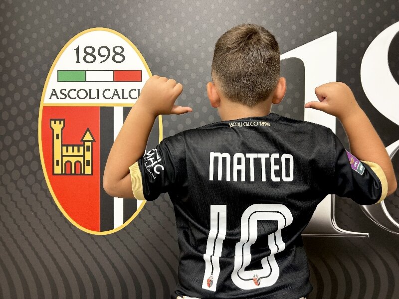 “Indossiamola con rispetto, onore, orgoglio”: il piccolo Matteo presenta la nuova maglia s.s. 2024/25